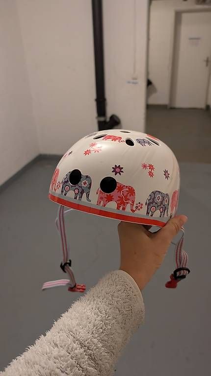 Casques: MICRO Kinder-Helm mit Elefanten-Motiv – D'occasion à Pfäffikon SZ par Nadine.Jordan