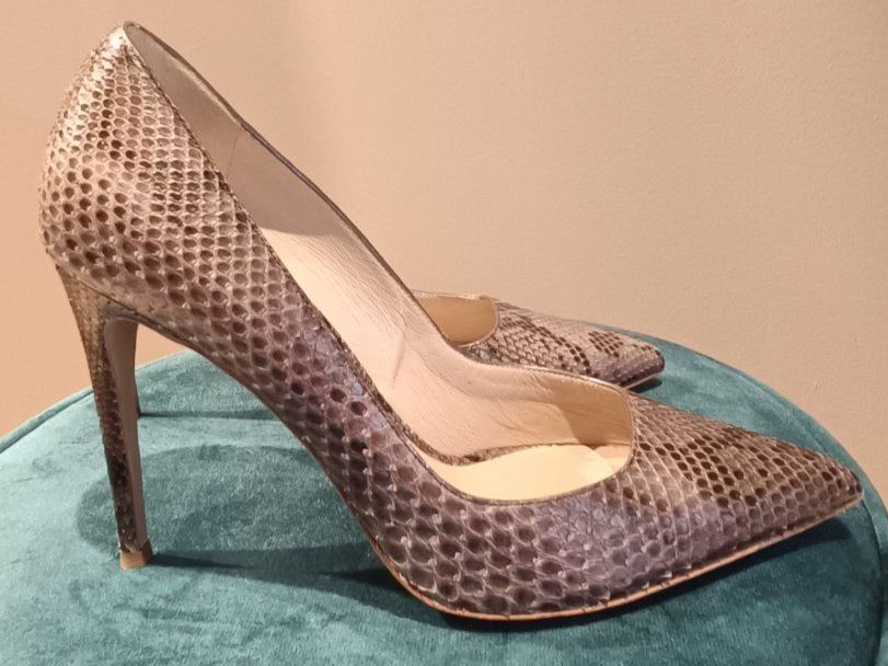 Burberry Scarpe da donna: Burberry Pumps, Schlangenleder-Optik, Gr. 37 – Usato da Zollikofen venduto da Proseco 1