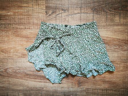 Sommerlicher Minirock mit Blumenmuster, Gr. 34/36 Neuwertig