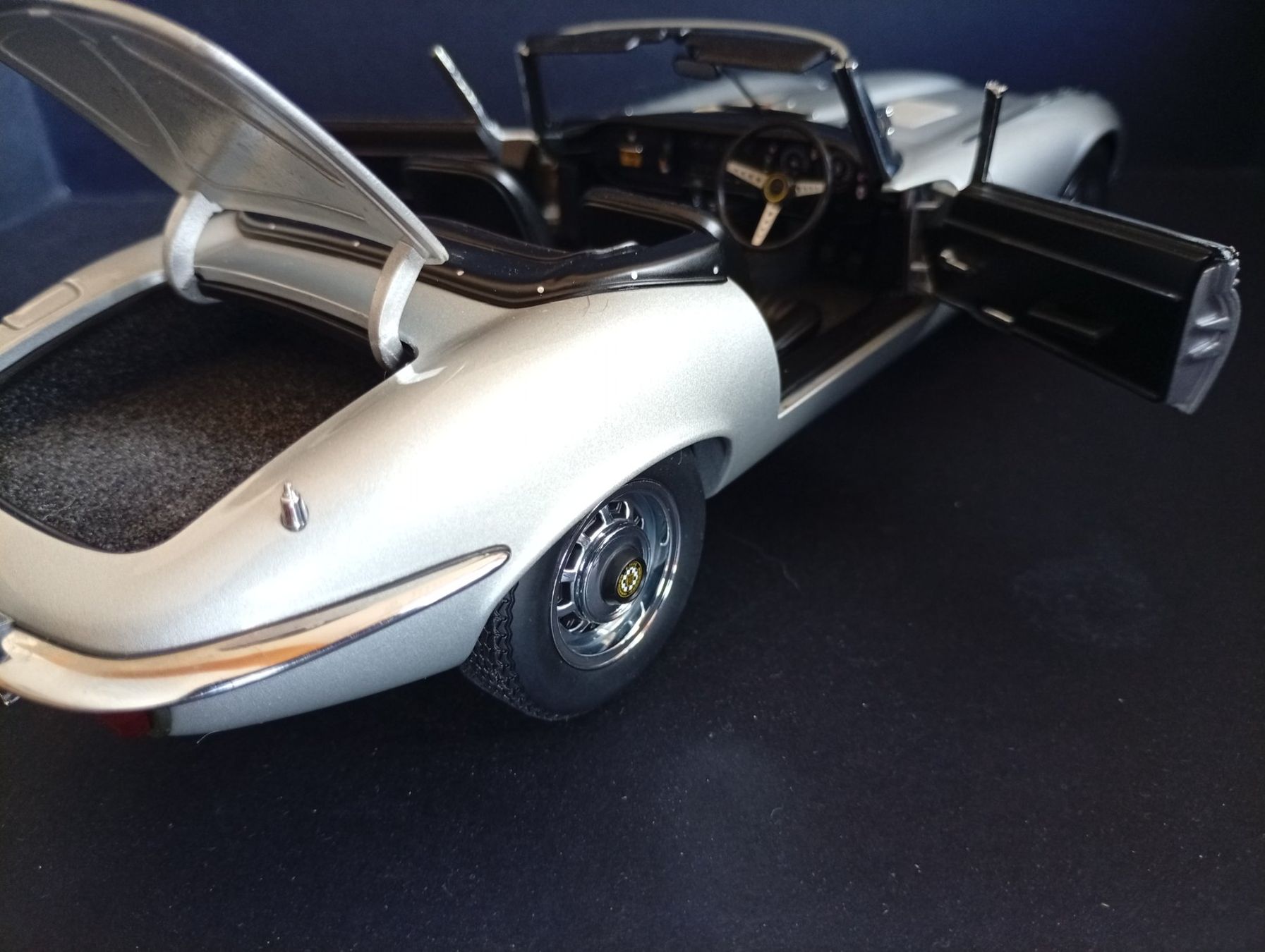 Autoart Modellini d'auto: Modellauto Jaguar E-Type silber 1:18 AUTOart super Zustand – Usato da Bolken venduto da ele_d5fx 5