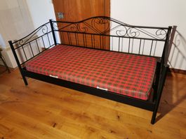 Schwarzes Metallbett mit Lattenrost - Top Zustand!