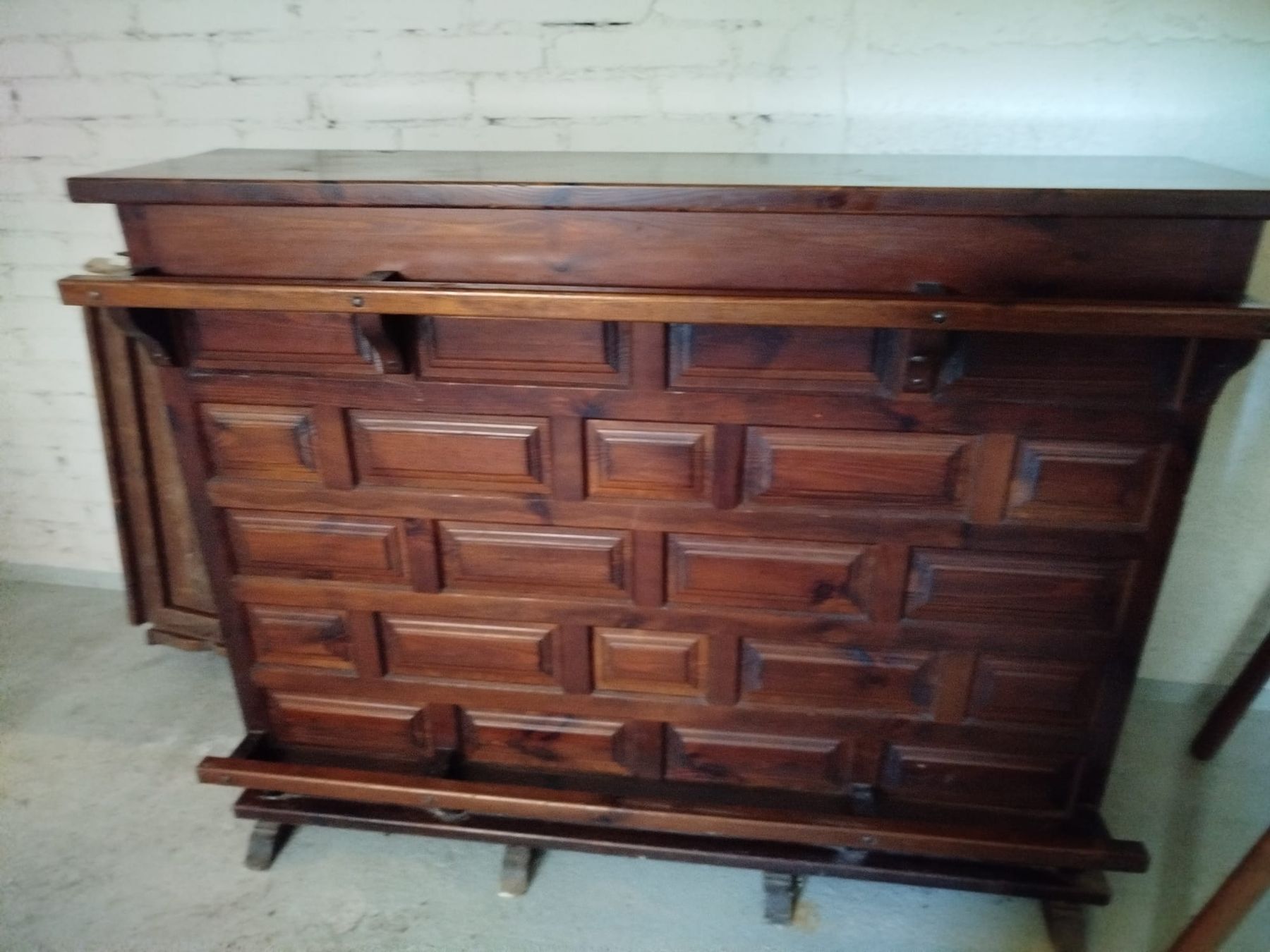 Ladenausstattungen & Messebau: Bar mit Hocker – Gebraucht aus Steinmaur von Corgii