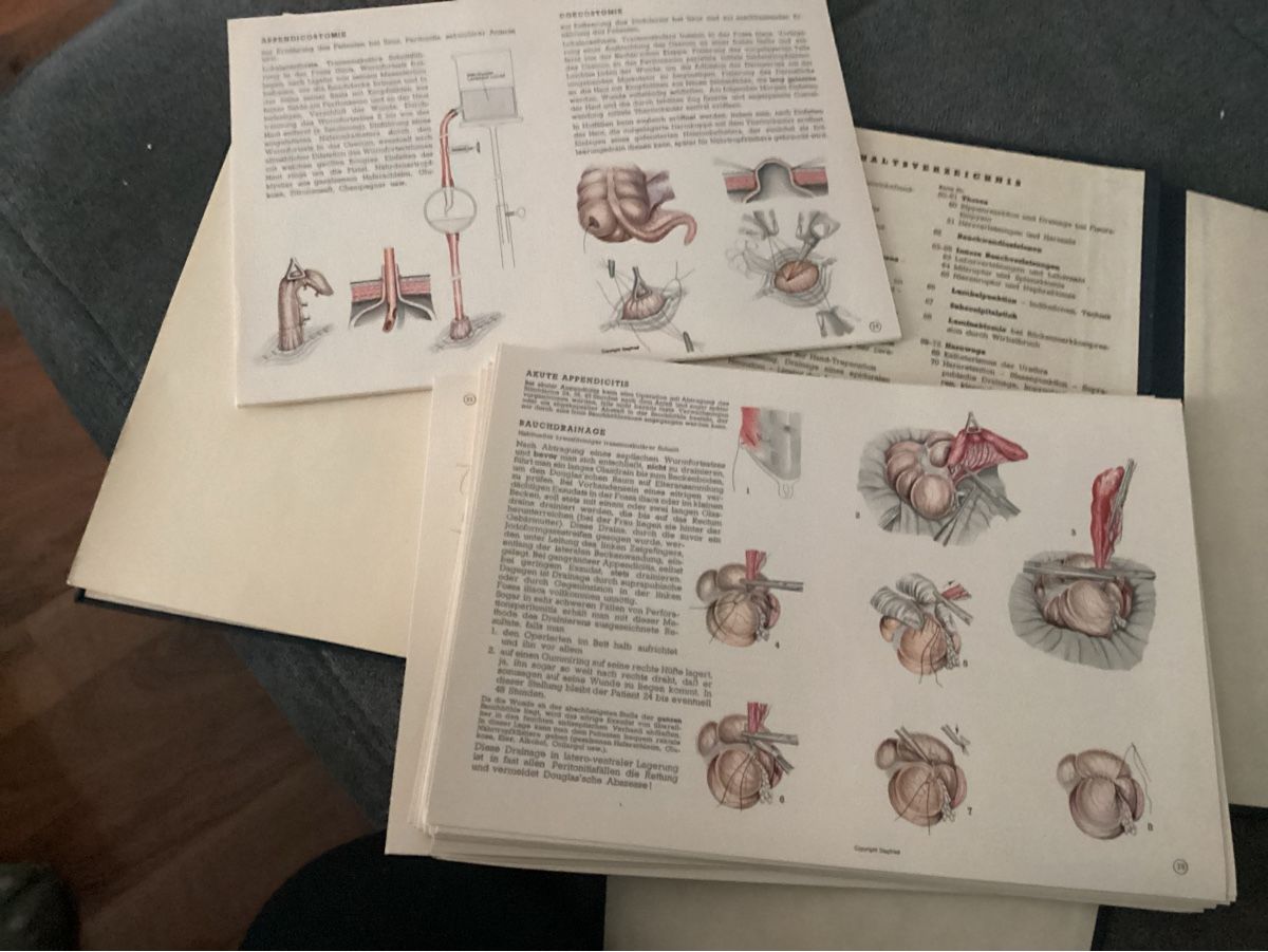 Bücher: MEDIZINISCHES BUCH (MAPPE) 1947 – Gebraucht aus Münchenstein von NoSu98