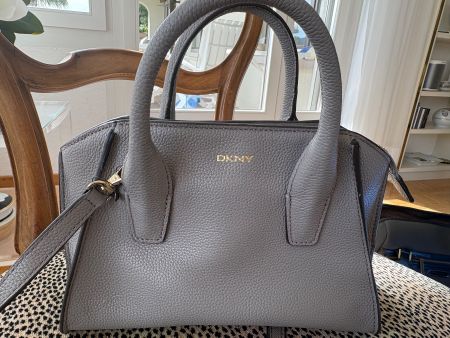 Handtasche DKNY grau Leder Optik gebraucht Zustand gut