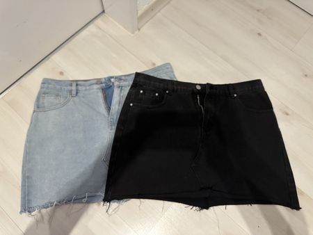 Schöne Jeansrock in Schwarz und Blau Grösse 40 -