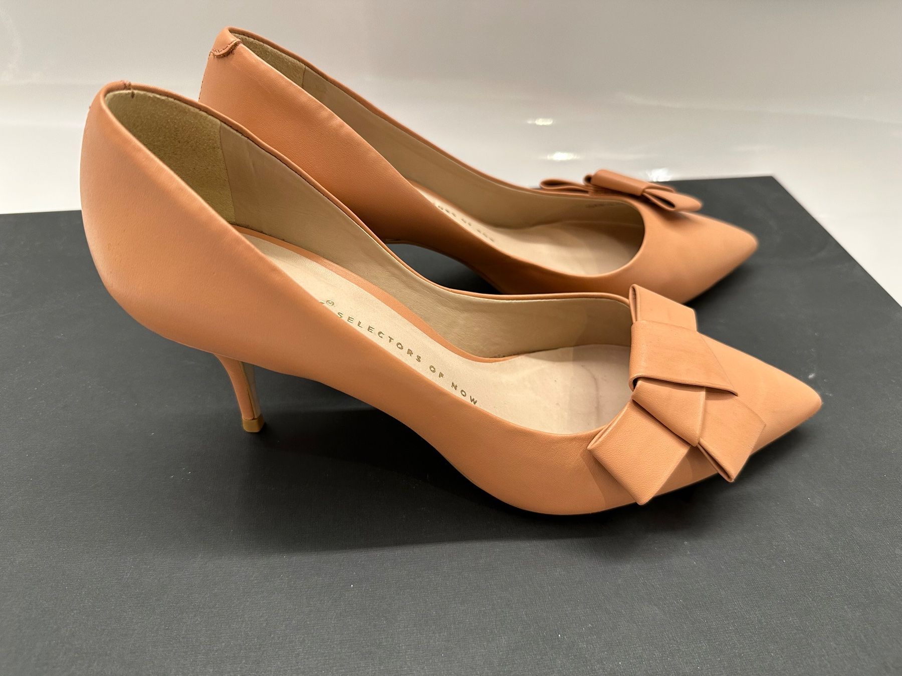 Scarpe da donna: Bronx schöne pumps 39 – Usato da Lachen SZ venduto da Alebedeva