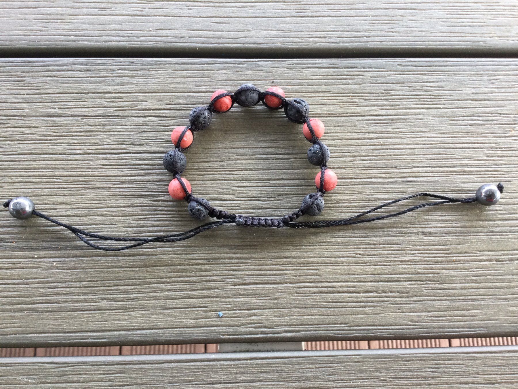 Armbänder & -reifen: Bracelet ajustable perles volcaniques & corail & hématites – Gebraucht aus Agiez von chouchanelle 3