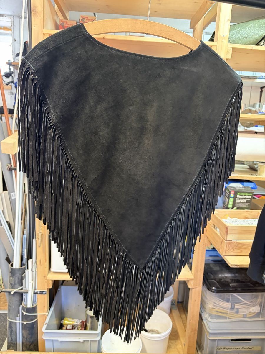 Sonstige Damenmode: Poncho Leder Schwarz Fransen mit Perlen bestickt Grösse M – Gebraucht aus Veltheim AG von eri_n5pn 1