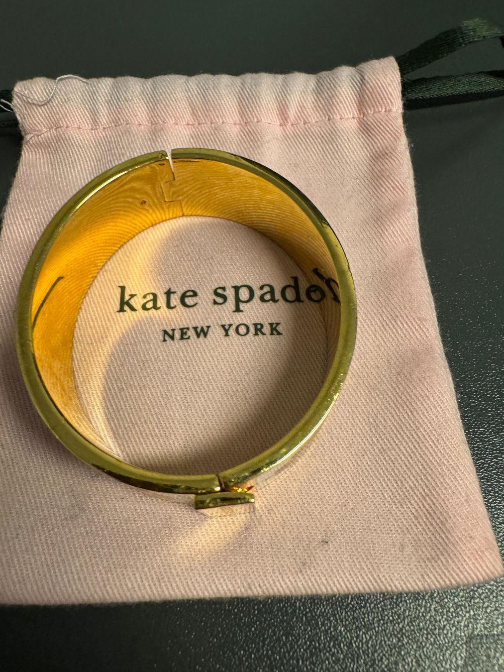 Kate Spade Bracciali & Braccialetti: Kate Spade New York Enamel Hinge Bangle Bracelet – Nuovo (secondo la descrizione) da Uitikon Waldegg venduto da gha_v6gz 1