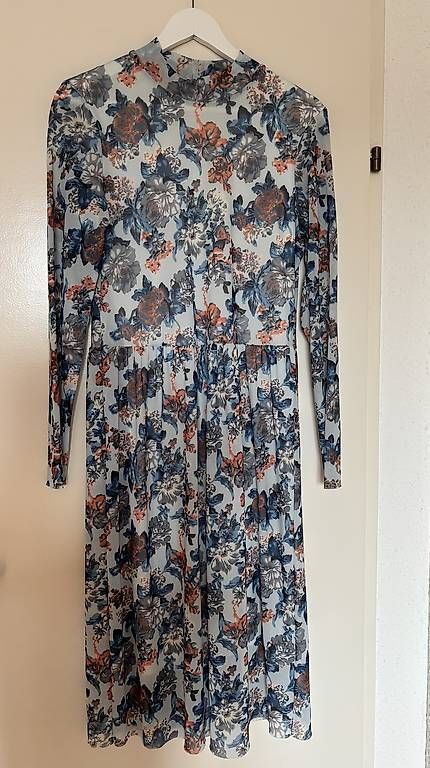 Kleider: Blumenkleid mit langen Ärmeln – Gebraucht aus Baden von Chrisenft