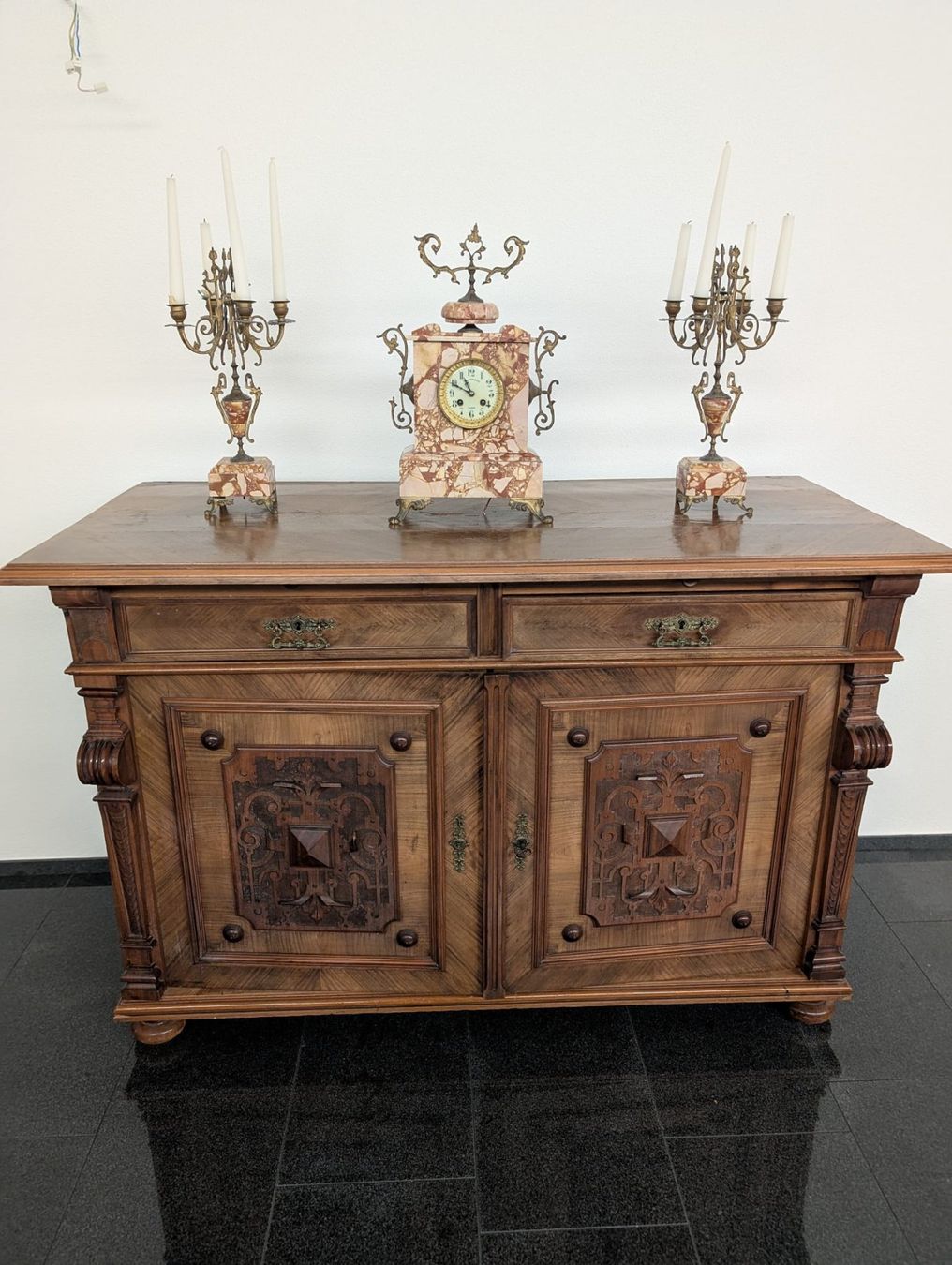 Cassettiere: Antike Buffet-Kommode, Eiche massiv, sehr schönes Design – Usato da Merenschwand venduto da Cika-Shop