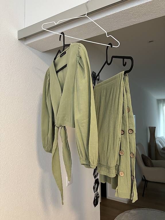 Lotti di vestiti: Grünes Set bestehend aus Top & Hose – Usato da Tübach venduto da AldinaHuskic 1