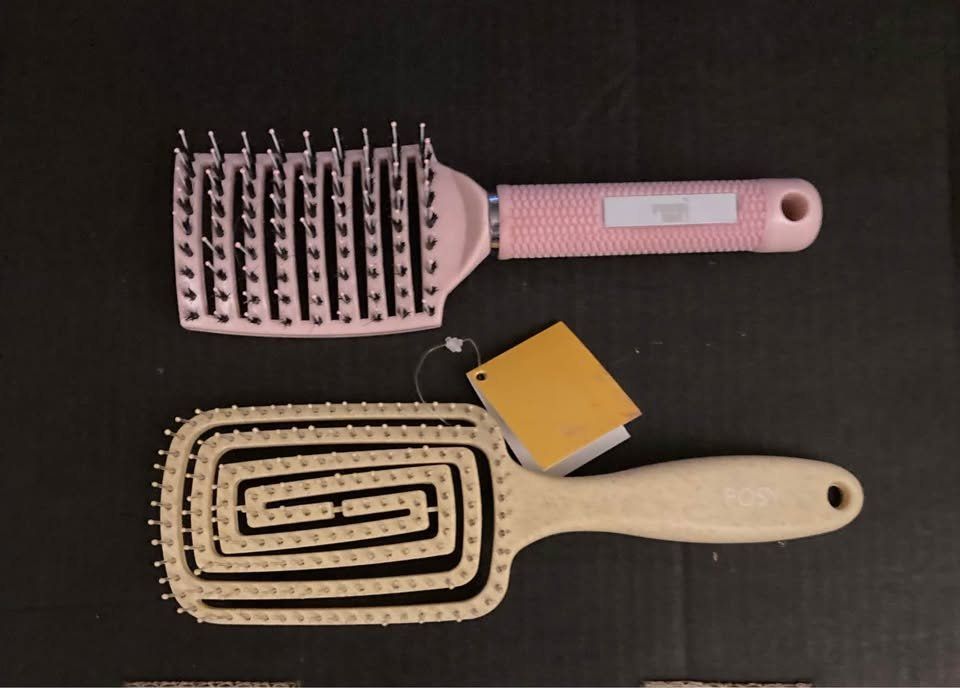 Autres soins des cheveux: 2 Haar Bürsten neu – D'occasion à Rudolfstetten par Stellina1975 1