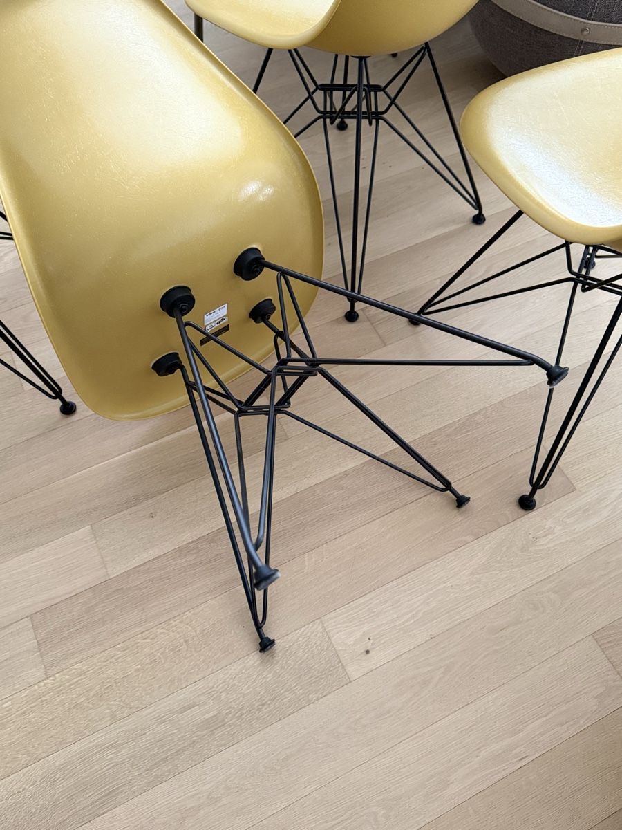 Vitra Chaises: Original Vitra Eames Fiberglass Chairs – Neuf (Voir description) à Zollikerberg par Atelier108 2
