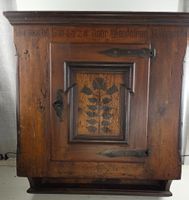 Antiker Wandschrank von 1728 – handbemalt & original