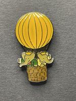 Pin’s Babar dans une montgolfière signé Corner