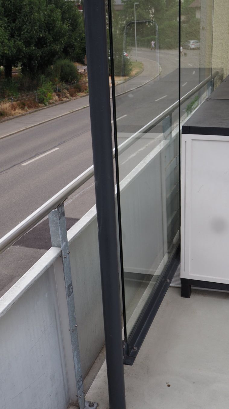Unterstände: Sitzplatzüberdachung Glas/Metall mit Sonnen- und Windschutz – Gebraucht aus Ostermundigen von brechi3072 9