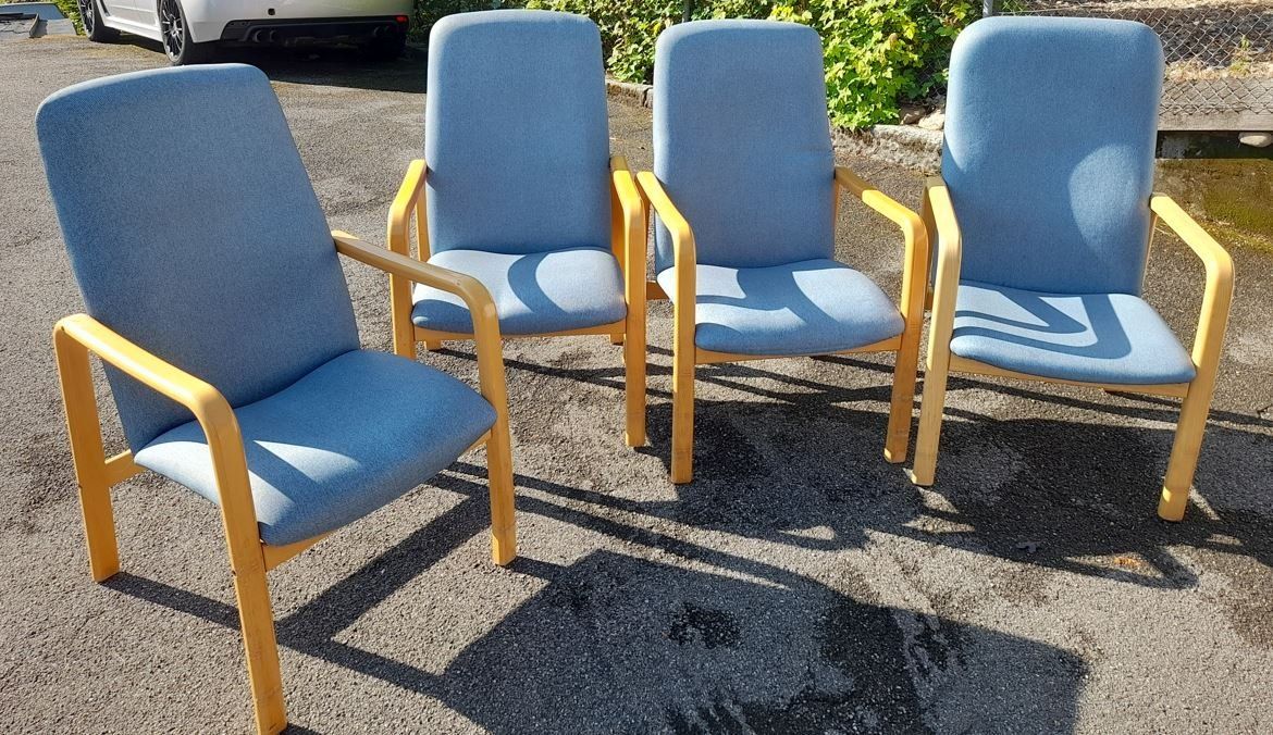 Stühle: 4 gepolsterte Stühle / 4 chaises rembourrées – Gebraucht aus Tavannes von geh_l7v2