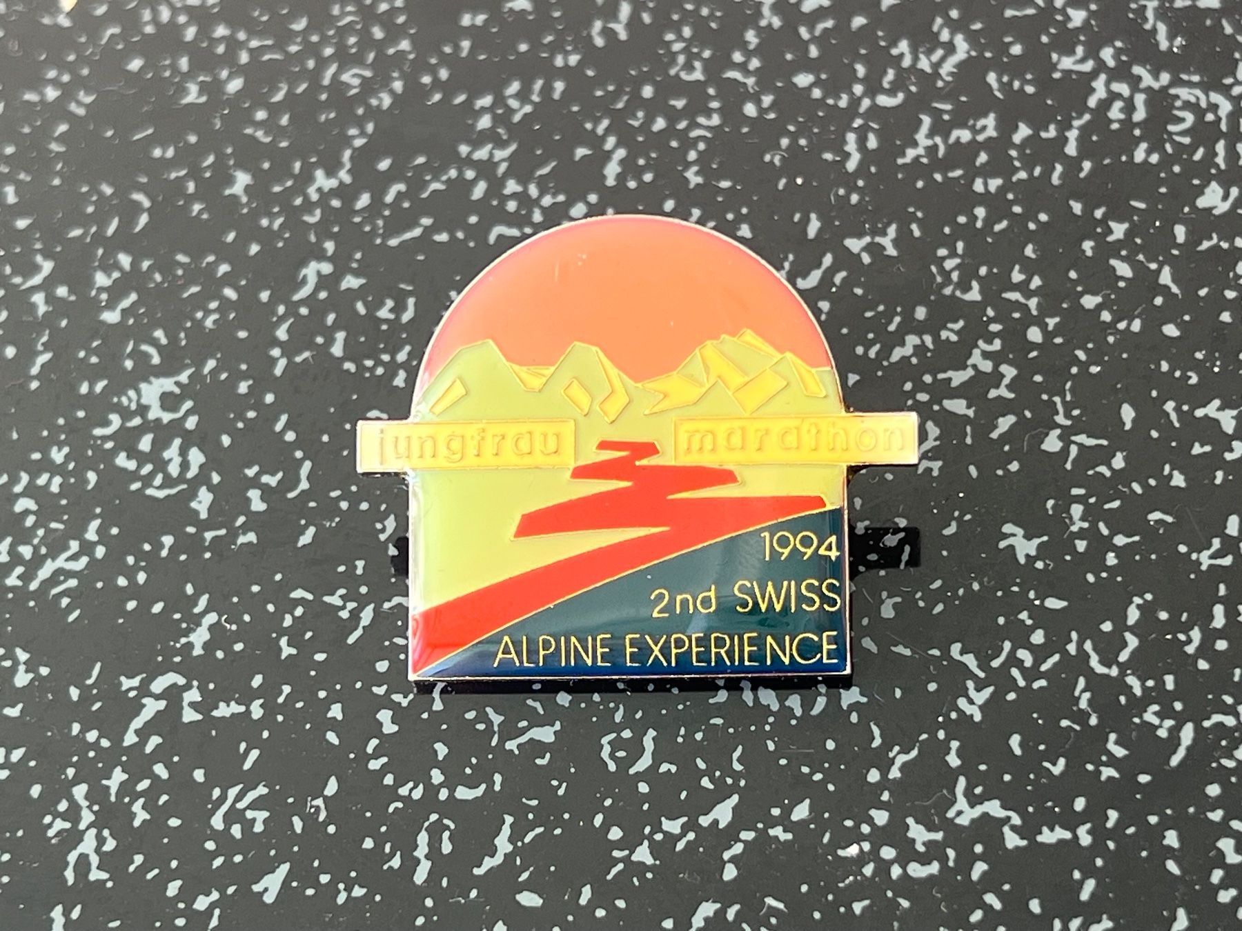 Placchette & Badge: Jungfrau Marathon PIN 1993 & 1994 – Usato da Uetendorf venduto da Stoun 2