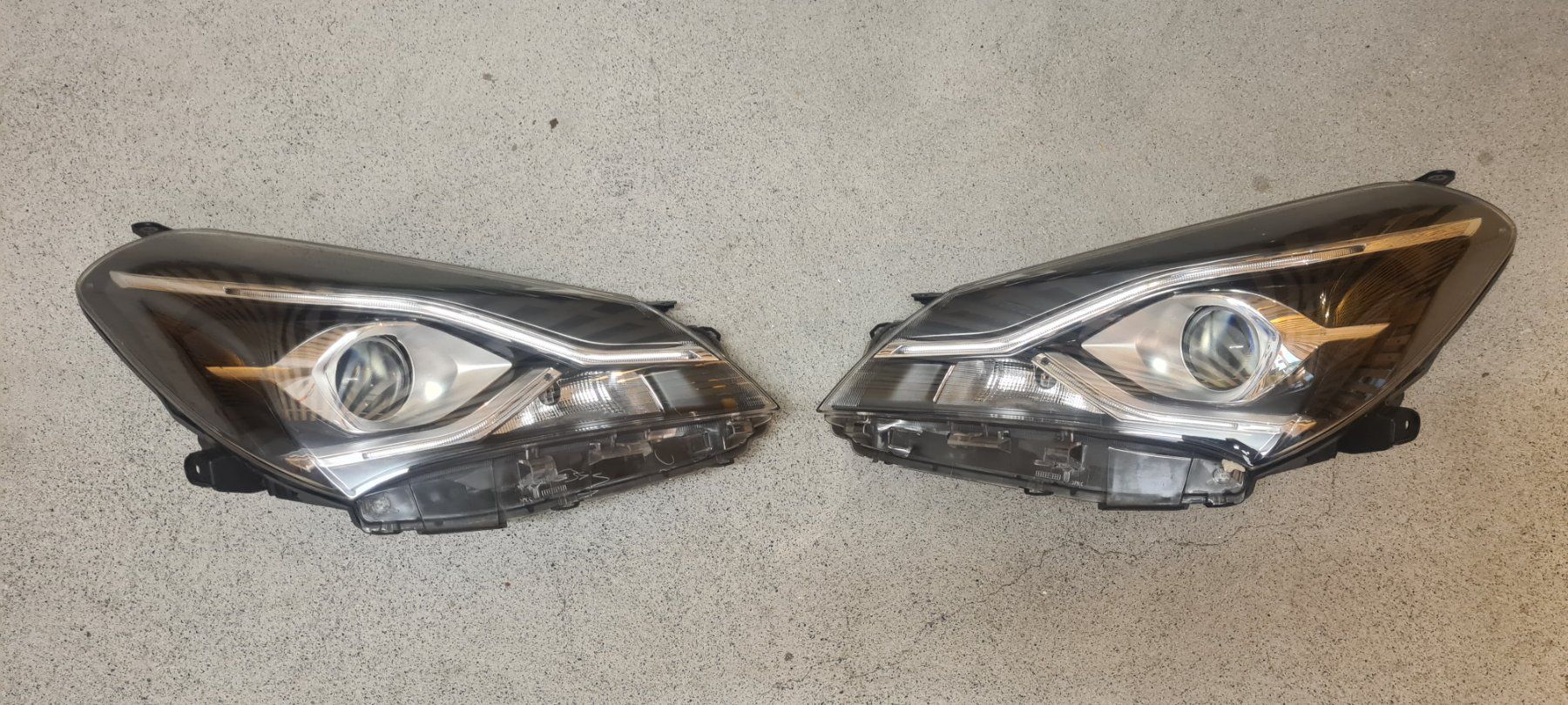Toyota Accessori per altri veicoli: 2 X Hauptscheinwerfer  (bider hauptscheinwerfer led defect) – Difettoso da Buchrain venduto da nunes-jaime