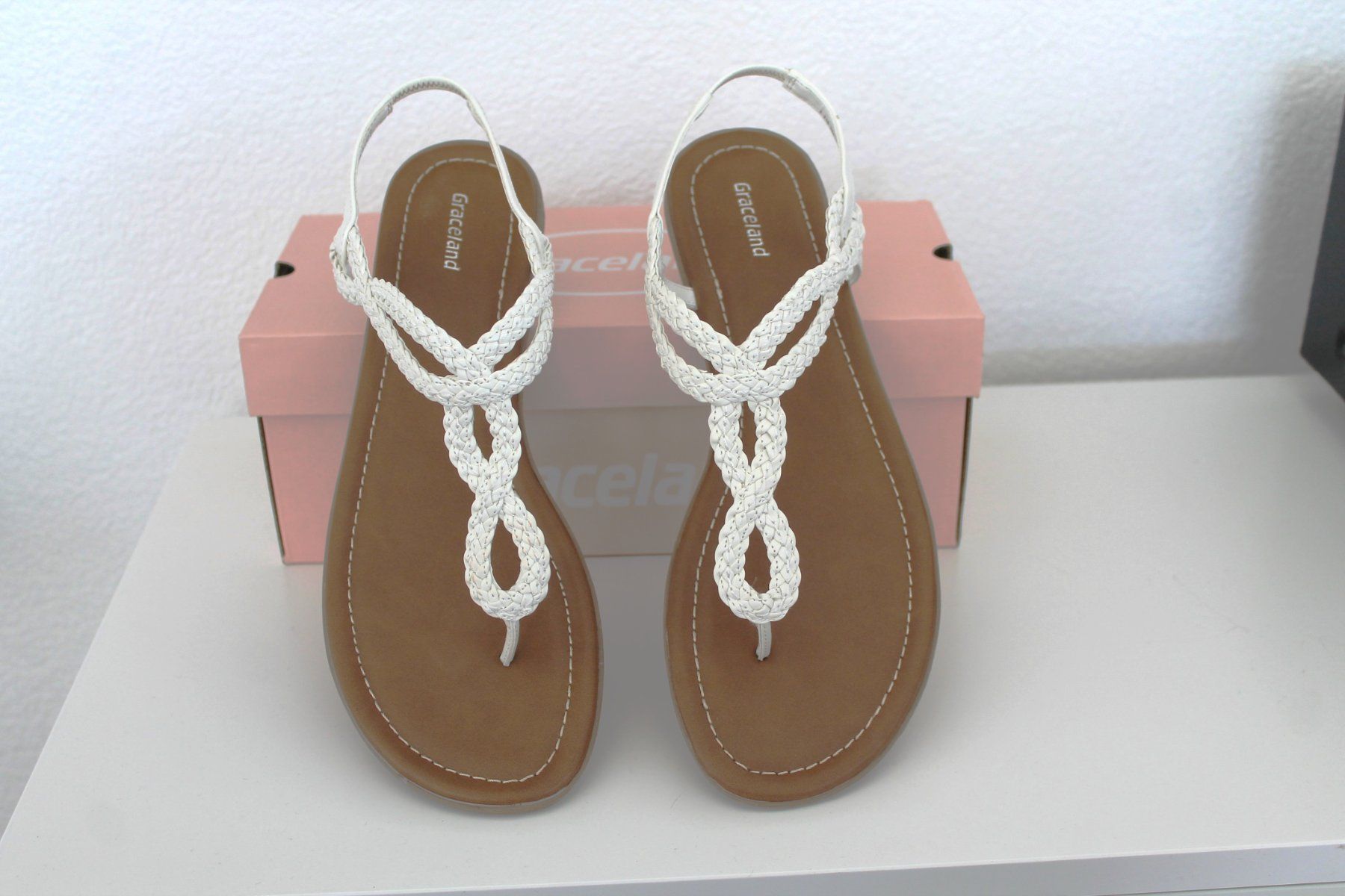 Damenschuhe: Sandales d'été blanches taille 41 neuves – Neu und originalverpackt aus Chez-le-Bart von jasse