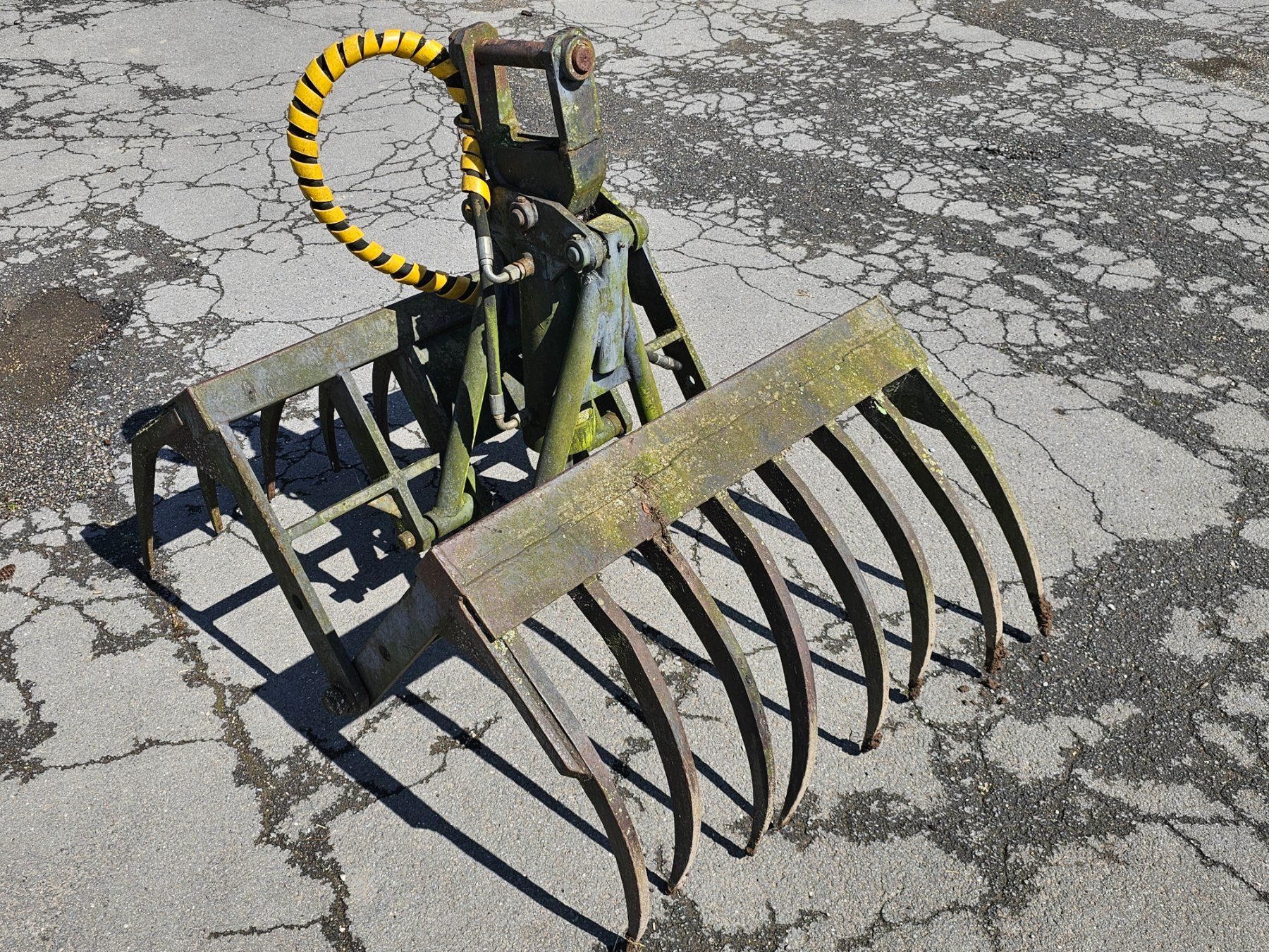 Gru: fourche a fumier hydraulique – Usato da Yvonand venduto da Li_poch 3