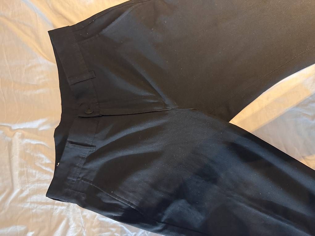 Pantalons: Schwarze stoff hose – D'occasion à Regensdorf par Jazmyn307