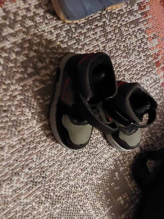 Scarpe per ragazzi: Chaussures enfants tailles 22-23 – Usato da Cheseaux-Lausanne venduto da dia_m5kw 7