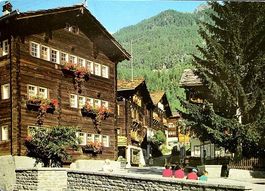 GRÄCHEN Dorfplatz mit Walliser Häusern