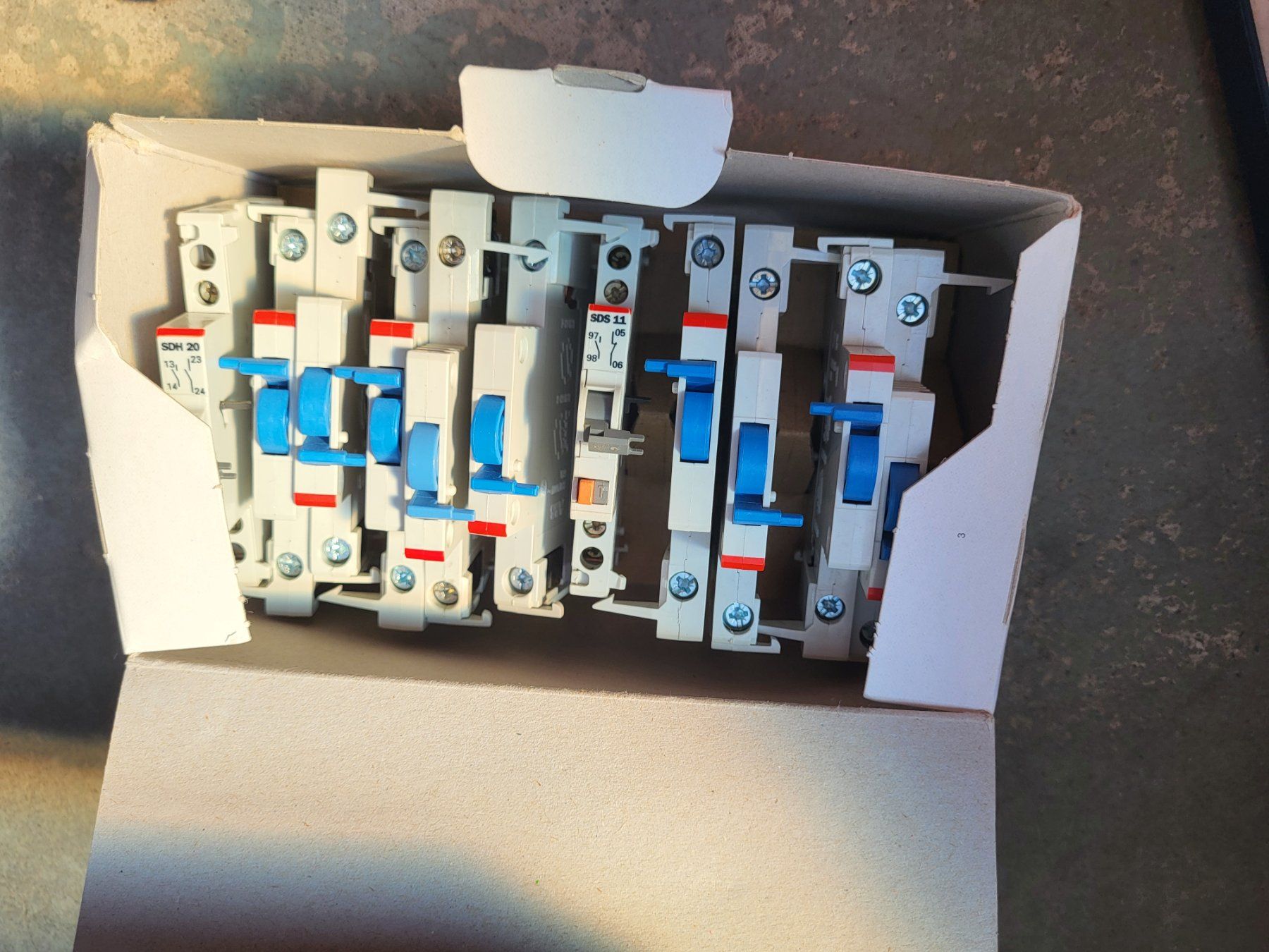 Spine: Konvolut mit elektrischem Installationsmaterial – Nuovo (secondo la descrizione) da Diessenhofen venduto da Osio 4
