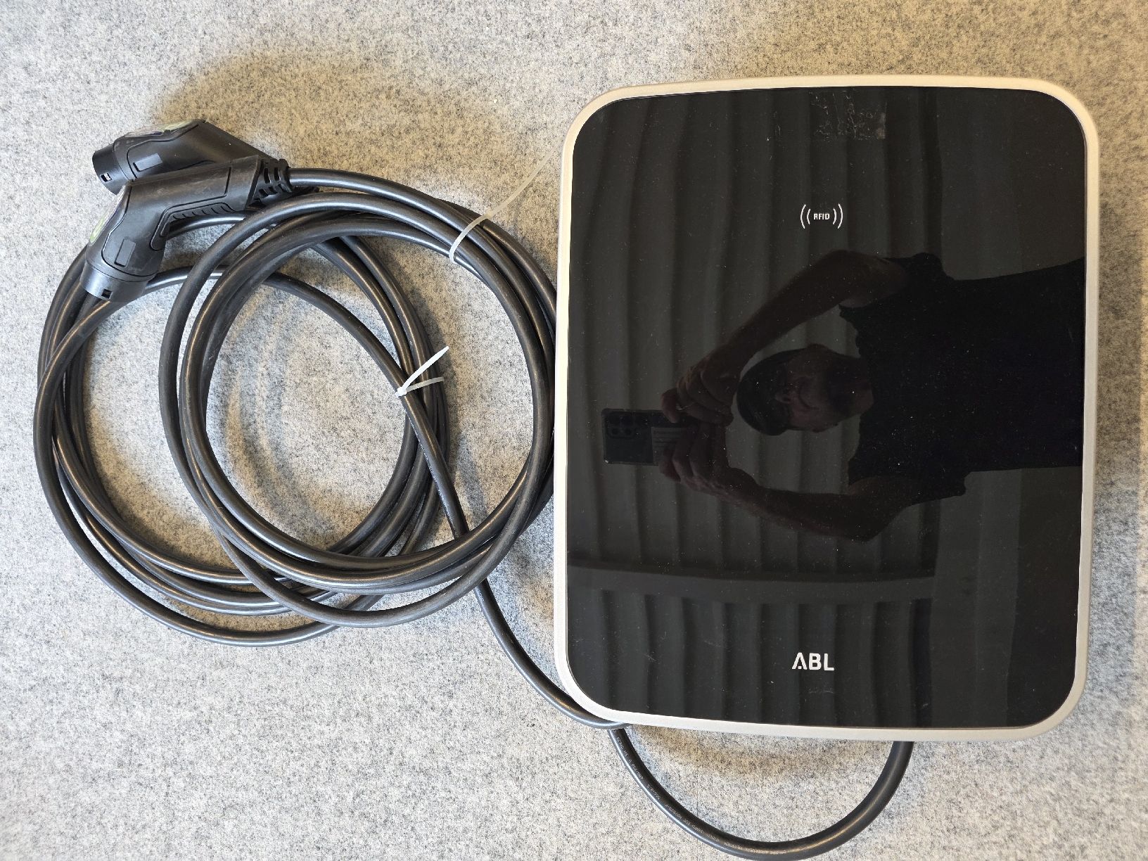 Batterie-Ladegeräte: ABL Wallbox eM-40 2 fixe Ladekabel Typ 2 40A 11kW – Gebraucht aus Einsiedeln von Balkonmond