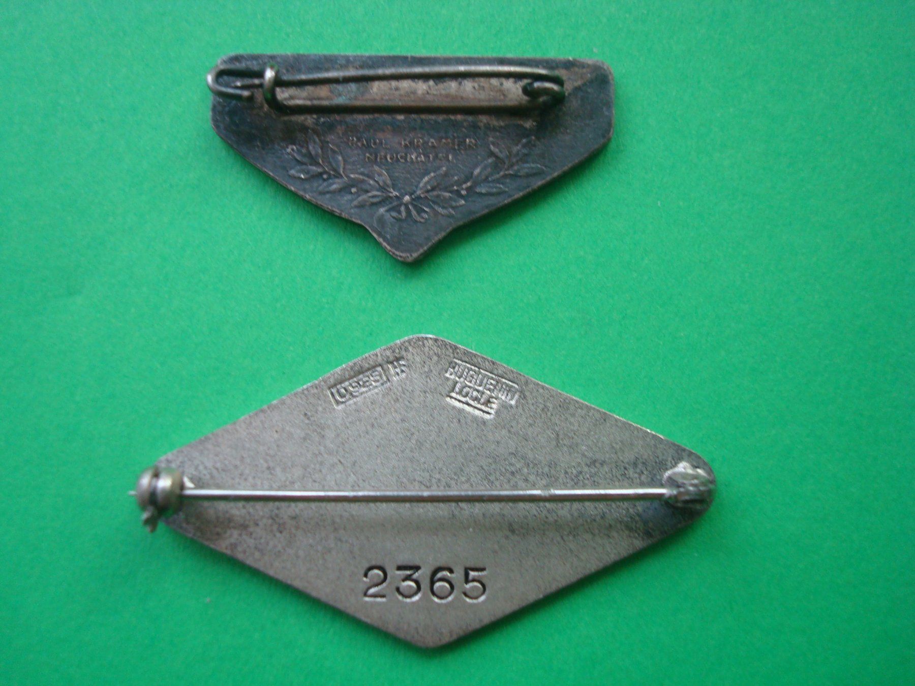 Placchette & Badge: 2 alte Abzeichen MUBA Basel + Rotes Kreuz – Usato da Riehen venduto da Baerewaegli 1