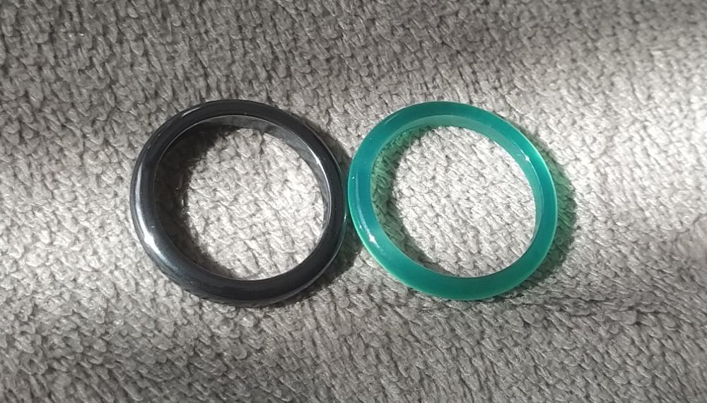 Lot de 2 bagues en pierre neuves/Set mit 2 Steinringen Neu (Neu (gemäss ...