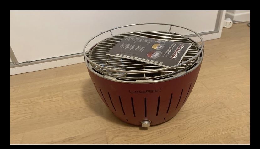Griglie: Lotus Grill Holzkohlegrill rot mit Tragetasche  – Usato da Wald ZH venduto da Seller_8