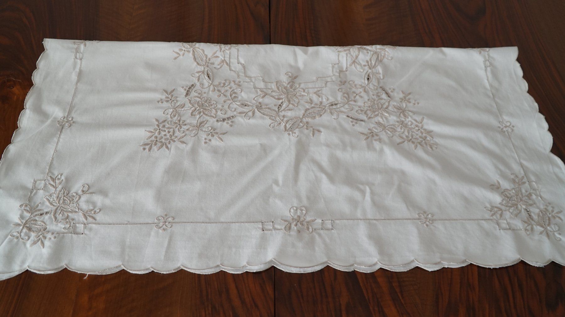 Sonstige Tischwäsche: Tischdecke 84x84cm Stickerei – Gebraucht aus Bern von Antikbatik 5