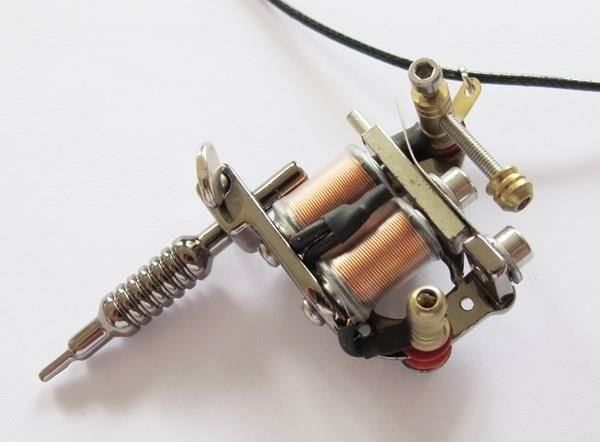 Altri gioielli: Anhänger mit Kette Tattoo Machine T5 – Nuovo (secondo la descrizione) da Schwanden GL venduto da UHRKNALL