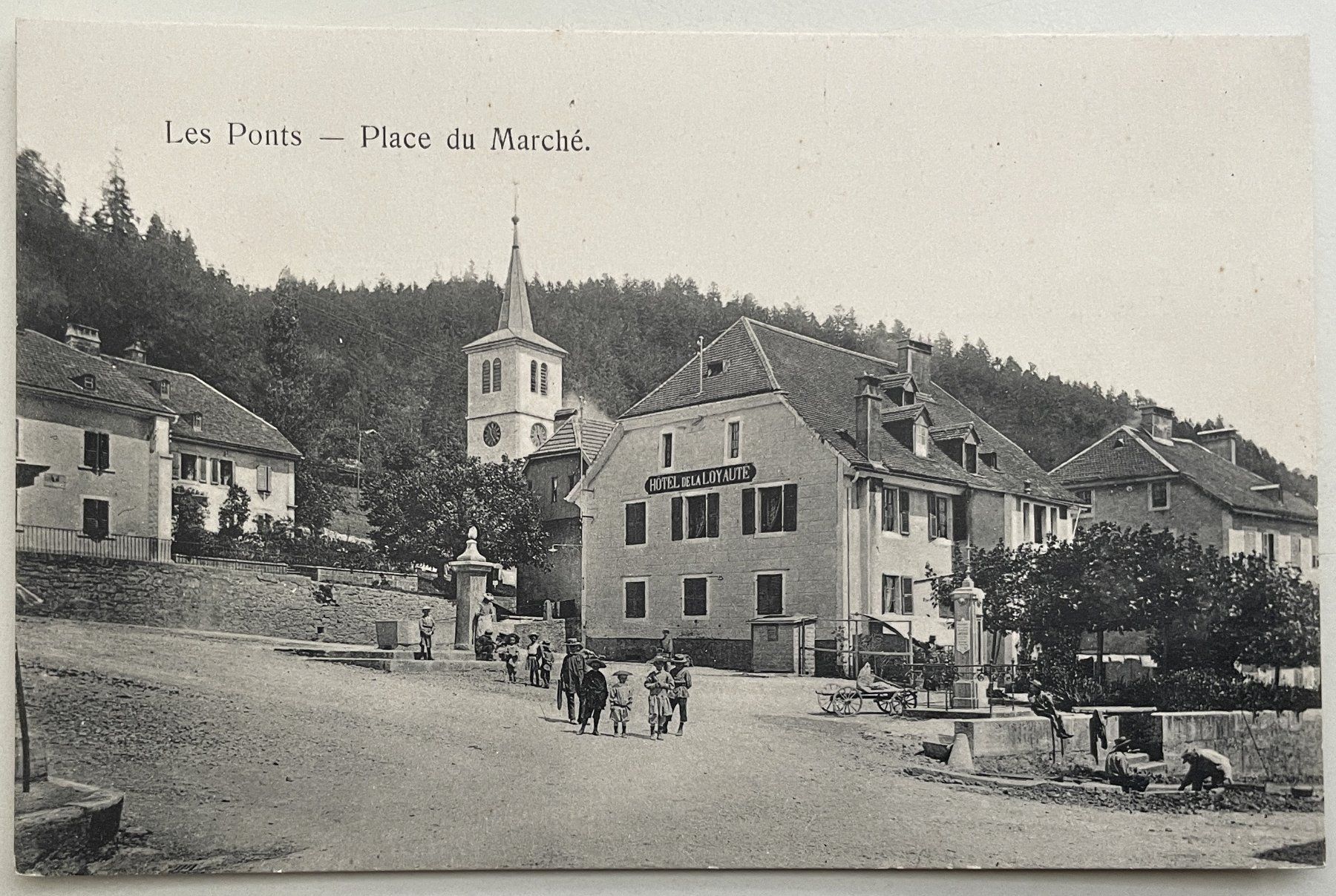 Cartoline postali: Les Ponts de Martel - Place du Marché – Usato da Savagnier venduto da Ne2065
