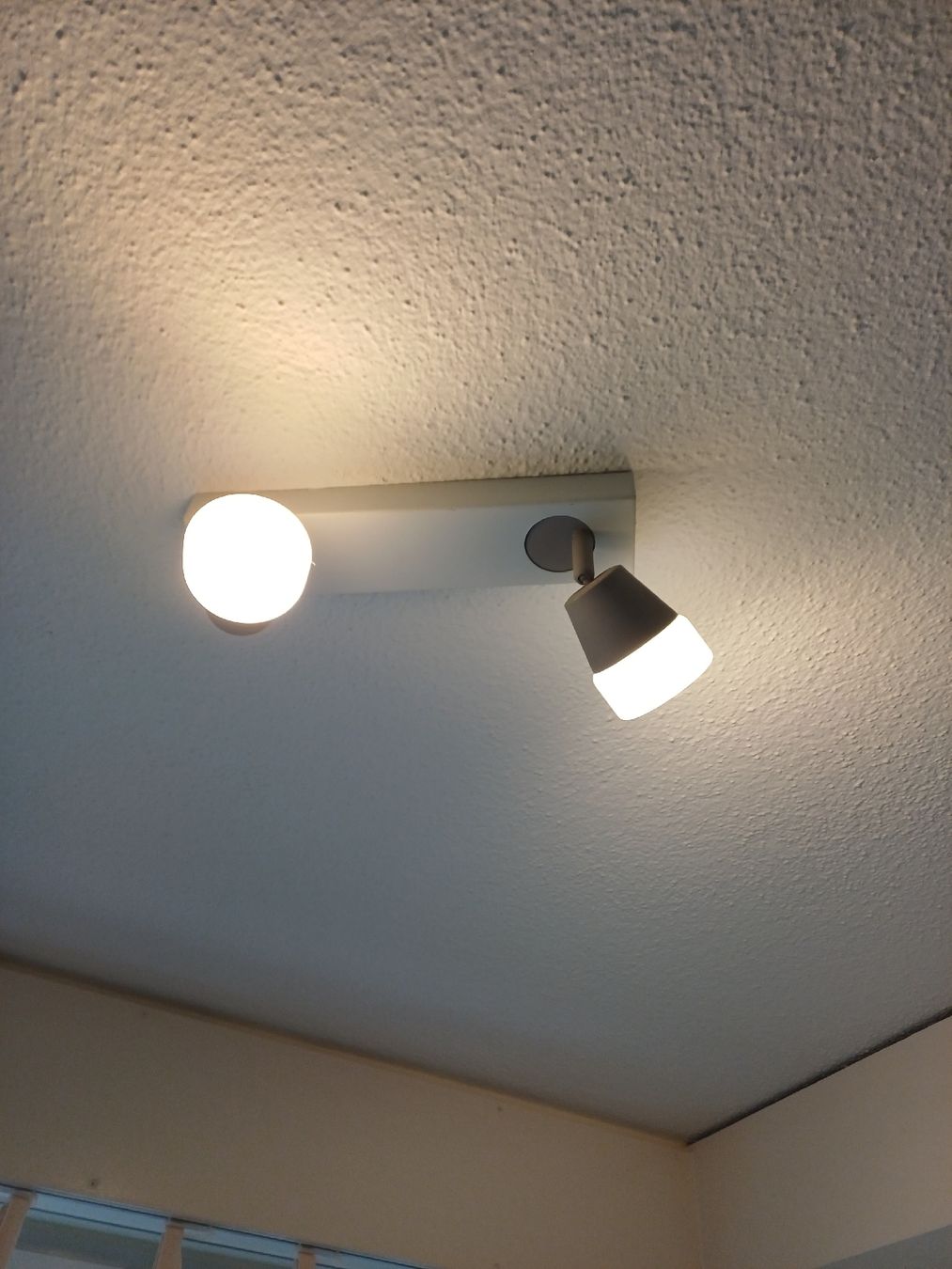 Kronleuchter & Deckenlampen: Zeitlose LED Deckenlampe mit zwei Spots einwandfrei – Gebraucht aus Zürich von Kjhep 1