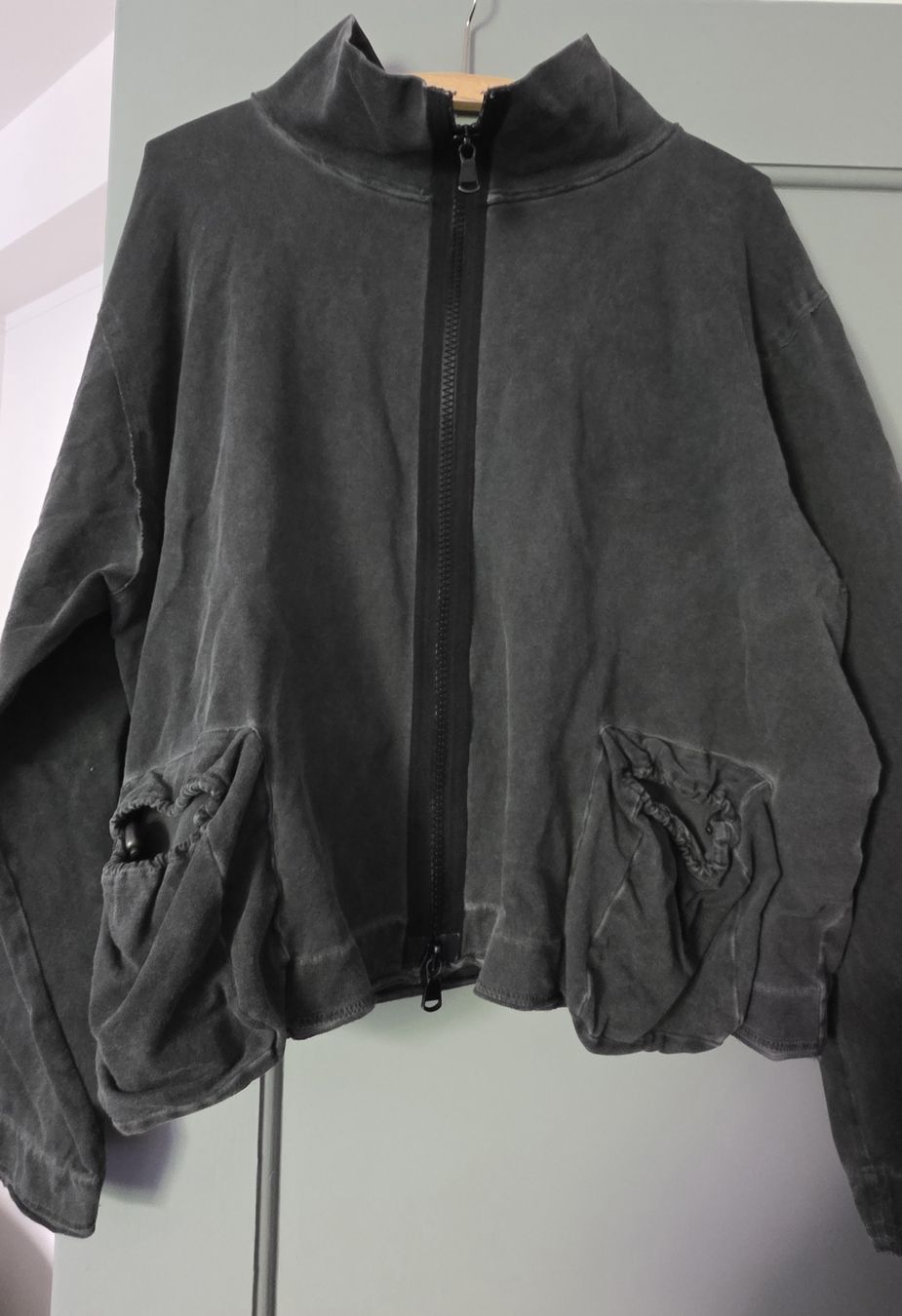 Pullover & Sweatshirts: Veste grise/noire – Gebraucht aus Yverdon-les-Bains von van_dq65