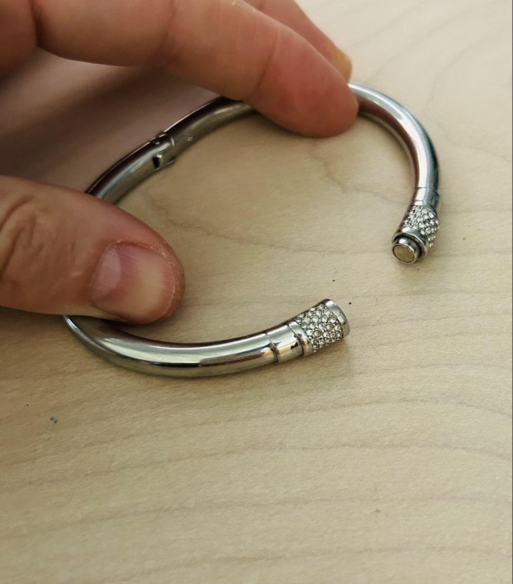 Michael Kors Bracciali & Braccialetti: Armreif Michael Kors silberfarben mit Magnetverschluss – Usato da Schwyz venduto da lookatit