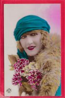JUNGE DAME MIT BLAUER KOPFBEDECKUNG UND BLUMEN, 17.2.1925