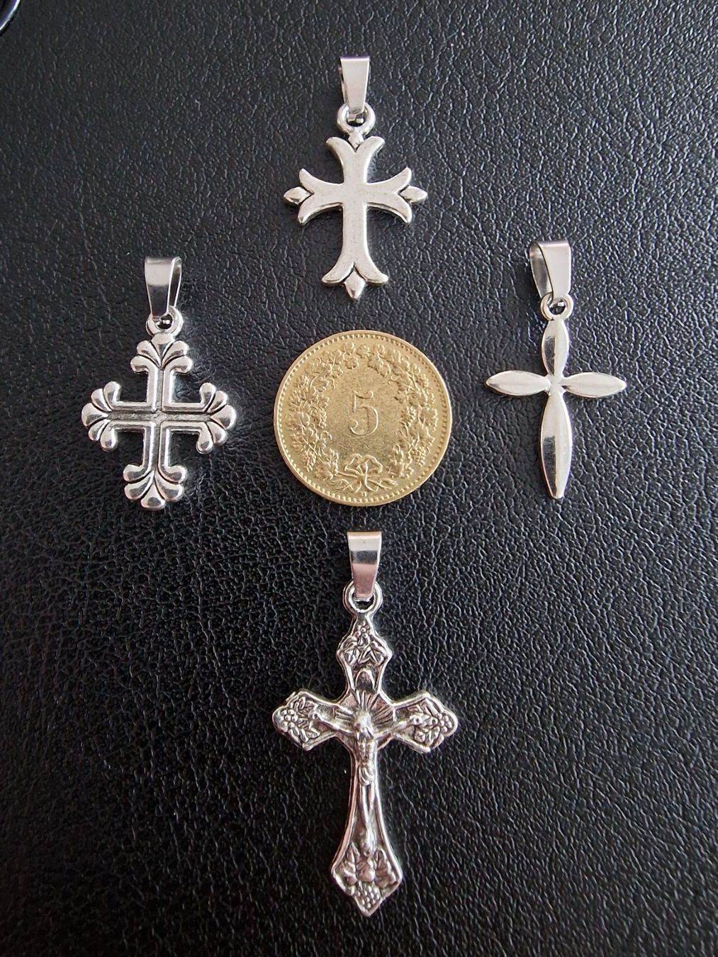 Ciondoli: 4 croix argentées, + trèfle à 4 feuilles – Nuovo e nell'imballaggio originale da Puidoux venduto da mic_c2fh