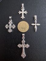4 croix argentées, + trèfle à 4 feuilles