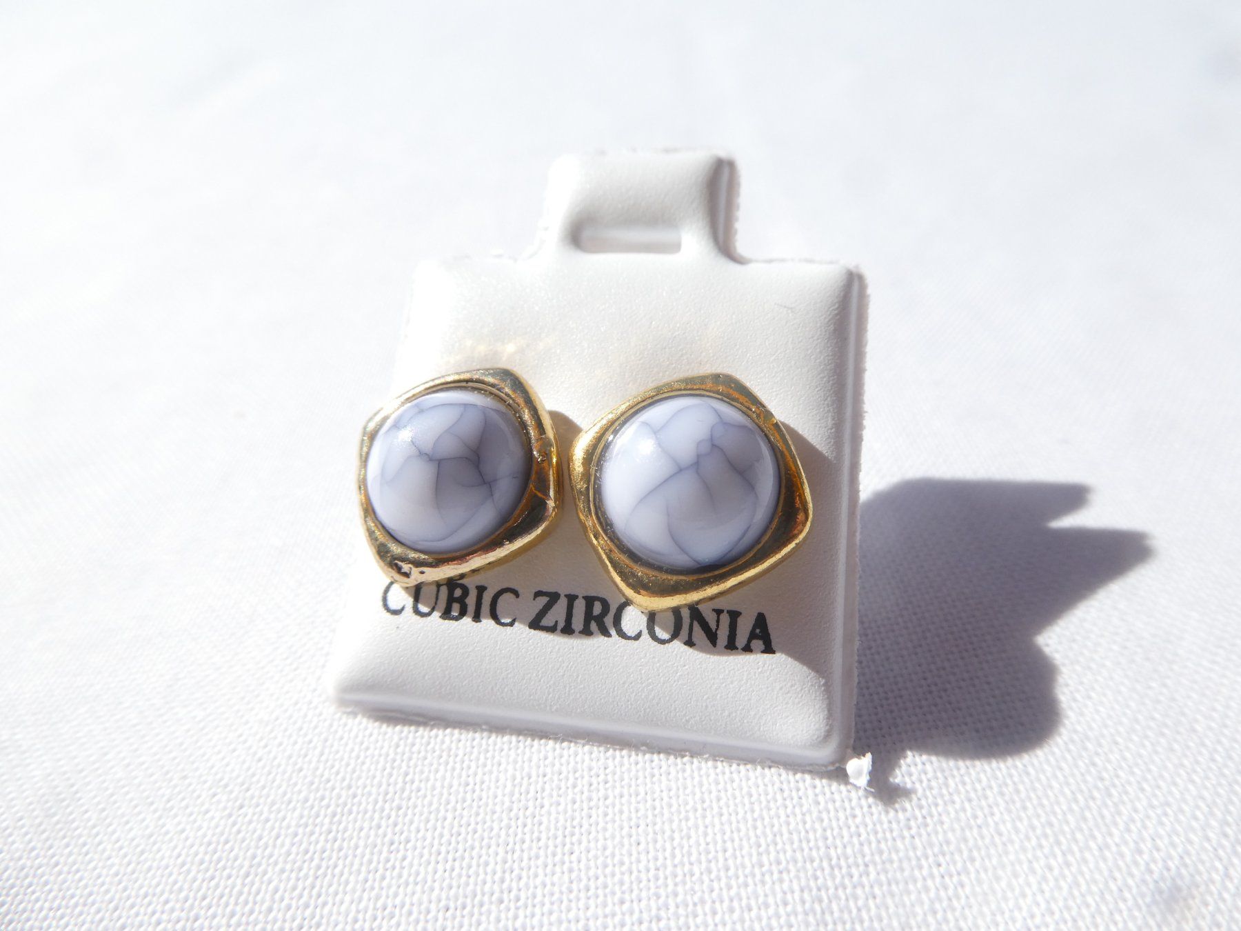 Orecchini pendenti & Orecchini a lobo: Ohrstecker mit Howlith-Stein, Modeschmuck / NEU – Nuovo (secondo la descrizione) da Gattikon venduto da kaandooh 1