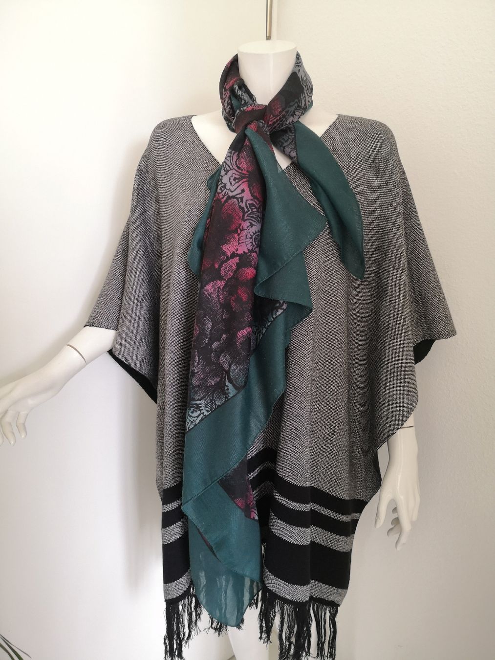 Foulard & Sciarpe: 🤩SCHAL GRüN MIT BLUMENMUSTER ROT – Usato da Olten venduto da Naja-Twins-Twins