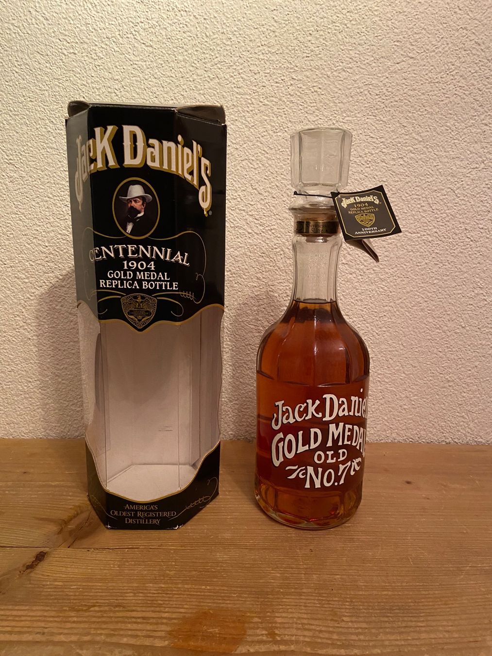 Jack Daniels Bevande alcoliche: Jack Daniel's Centennial 1904 Goldmedaille Replika Flasche – Nuovo e nell'imballaggio originale da Wilderswil venduto da leh_9hxp 2