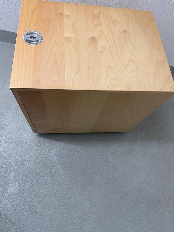 Tables: Unterstelltisch mit Code – D'occasion à Veltheim AG par mir_27xc