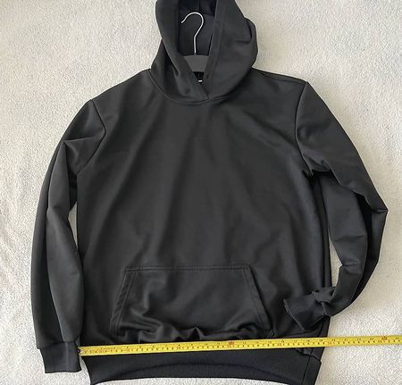 Schwarzer Hoodie mit leichtem Stoff