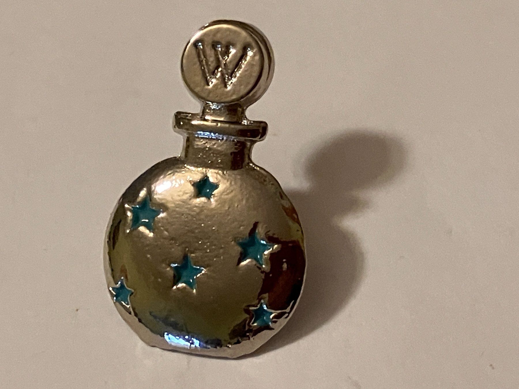 Placchette & Badge: 1 Pin Worth Parfum – Usato da Basel venduto da djwwpp
