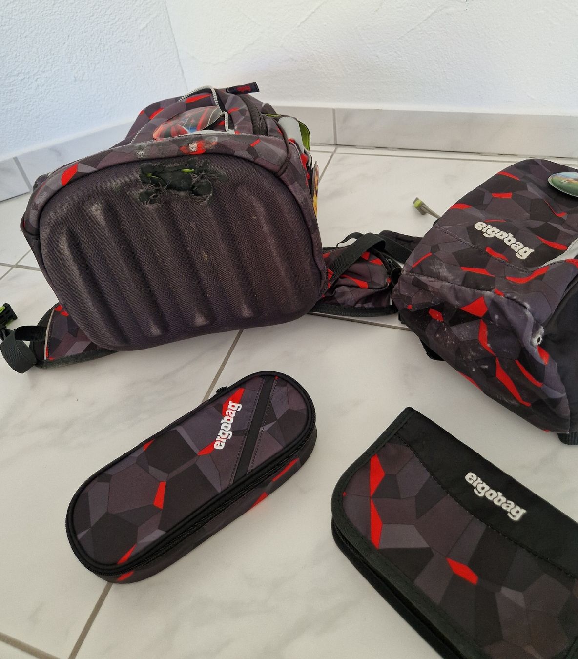 Ergobag Borse & Zaini: Ergobag Schulranzen Set mit 2x Etui und Turnrucksack – Usato da Schindellegi venduto da COIFFY 4